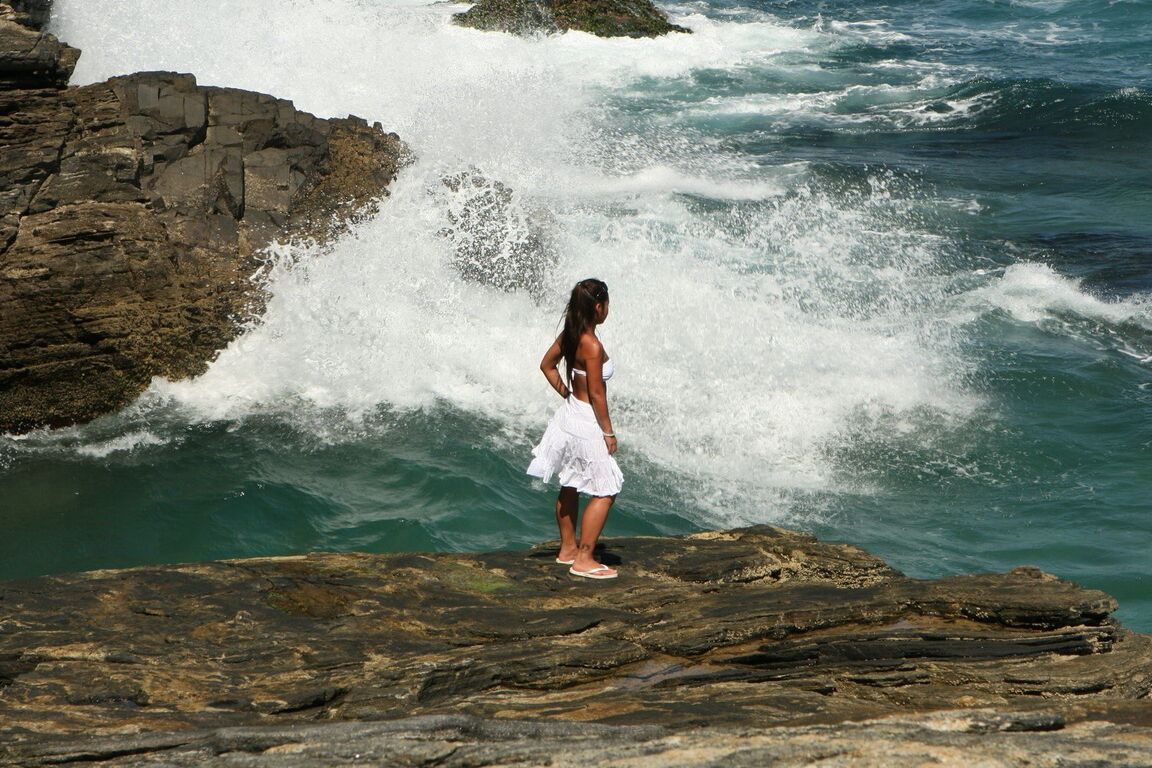 12P Adolescente asiática faz sua estreia como modelo nua enquanto as ondas atingem a costa abaixo