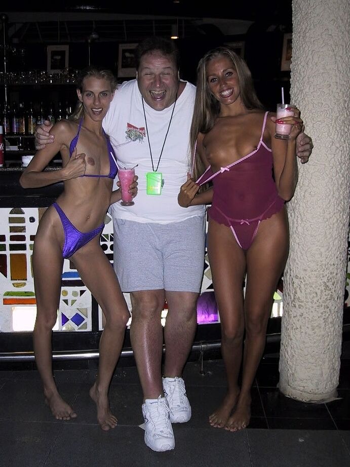 21P スレンダー熟女ロリ・アンダーソンが恥ずかしげもなくおっぱいを露出