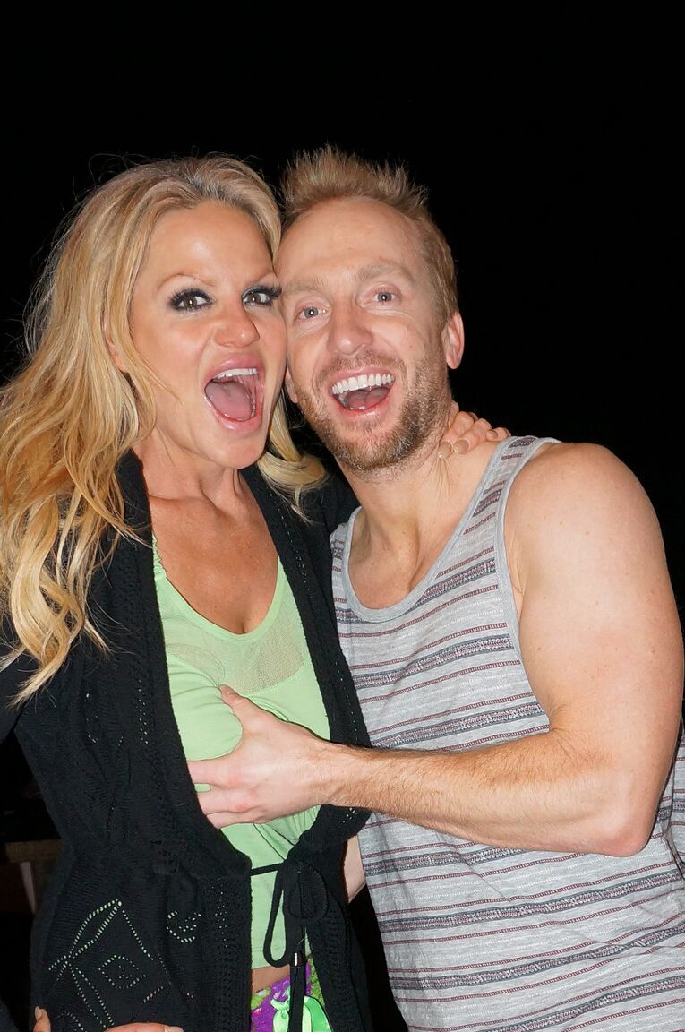 18P La reina del porno tetona Kelly Madison seduce a un hombre guapo y le mama la polla