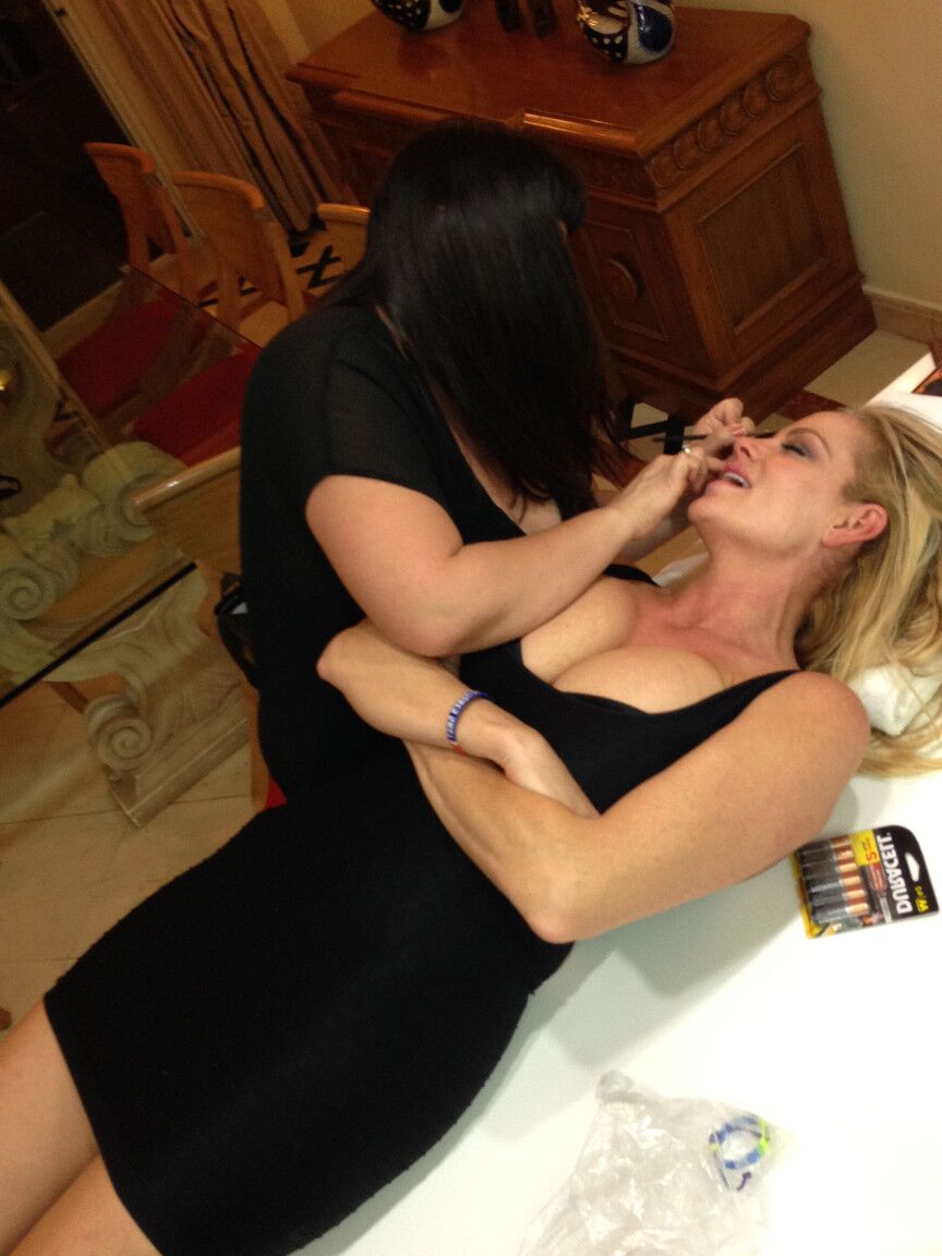 18P La reina del porno tetona Kelly Madison seduce a un hombre guapo y le mama la polla