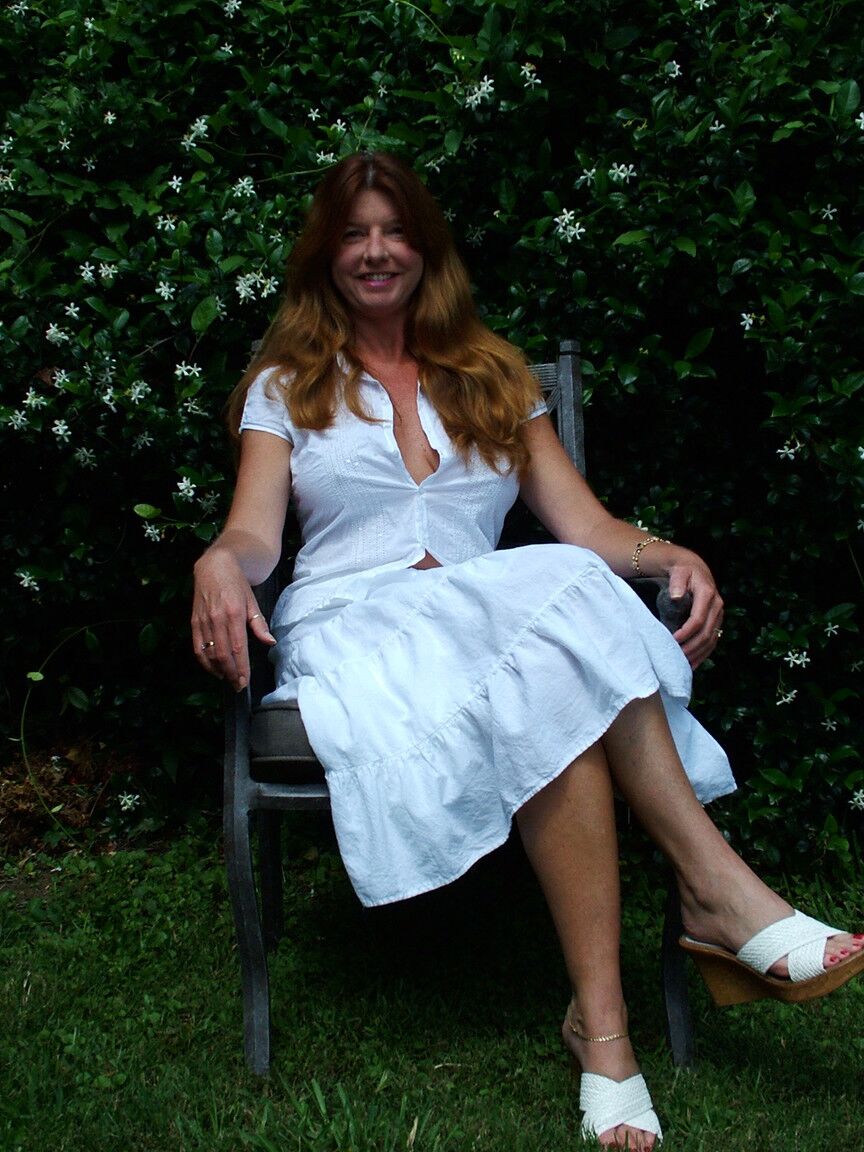 21P Big titted amateur wife Dee stripping and sunbathing in the garden
