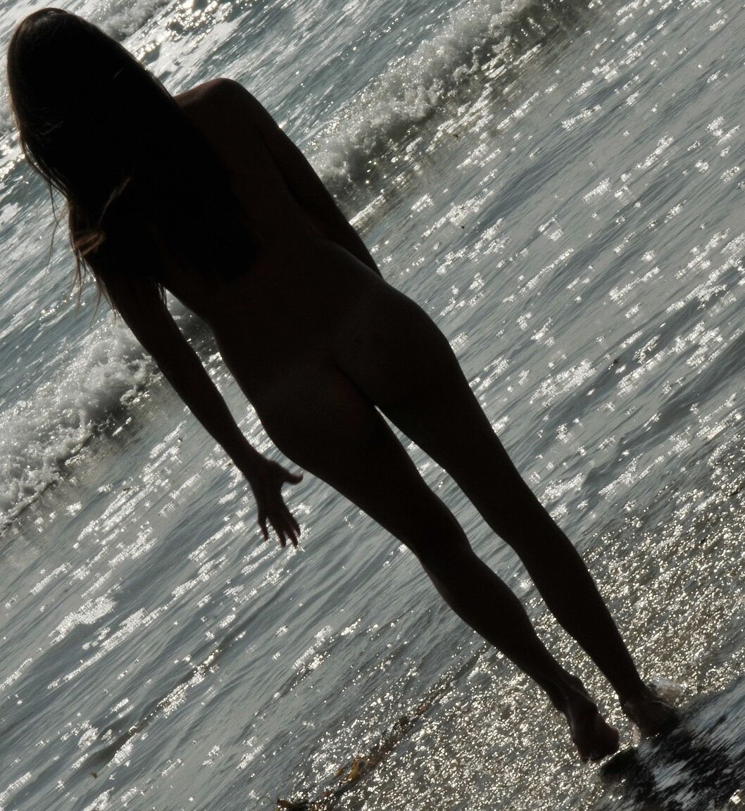 20P A alta nudista Sofie Marie mostra seu corpo esbelto e quente