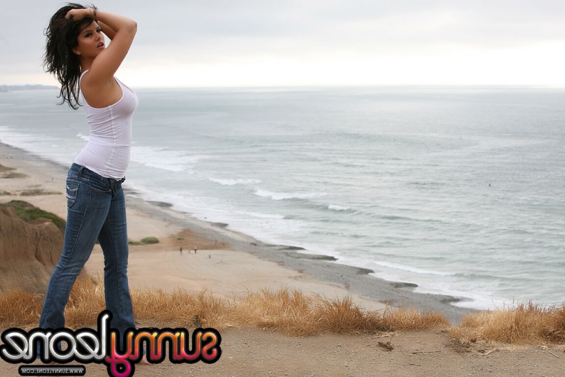 21P La belle MILF indienne Sunny Leone expose ses incroyables faux seins en extérieur
