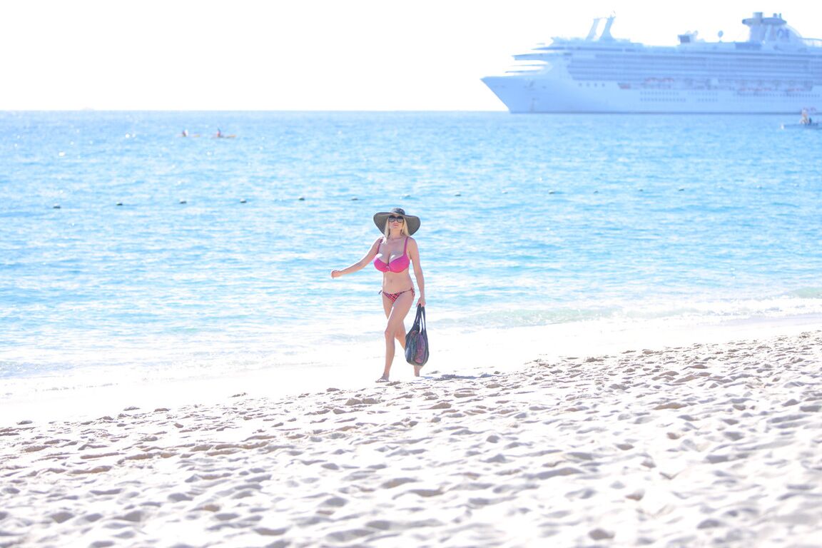 16P La rubia pechugona vestida de rosa Kelly Madison hace alarde de sus curvas en la playa