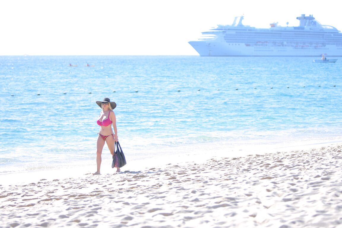 16P La rubia pechugona vestida de rosa Kelly Madison hace alarde de sus curvas en la playa