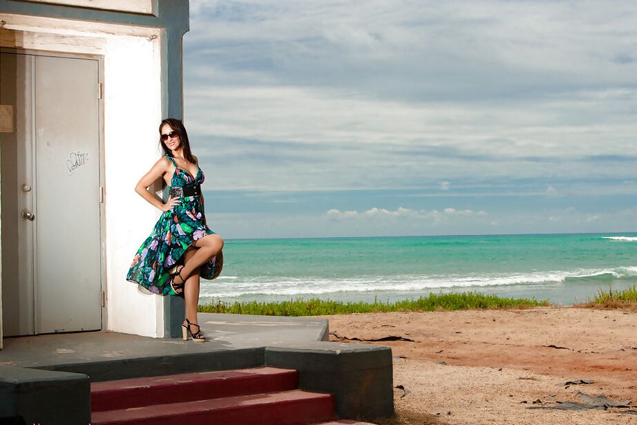 16P Roni keeps amusing us with her fantastic photoshoots around the world