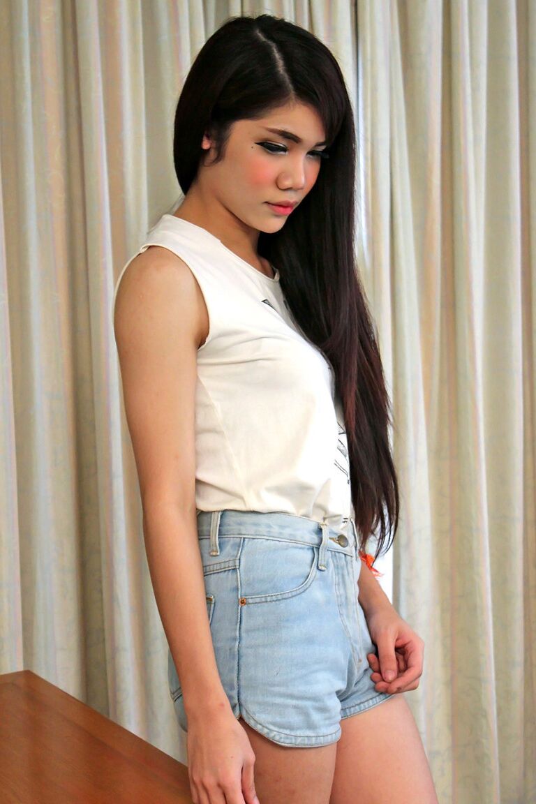 21P Emo Asian ladyboy Gigli montre ses petits seins et une bite bien dure