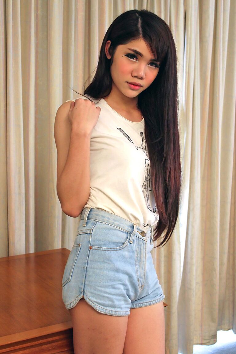 21P Emo Asian ladyboy Gigli montre ses petits seins et une bite bien dure