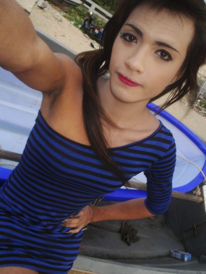 17P Asiático tranny Un brinca com seu pirulito ao ar livre