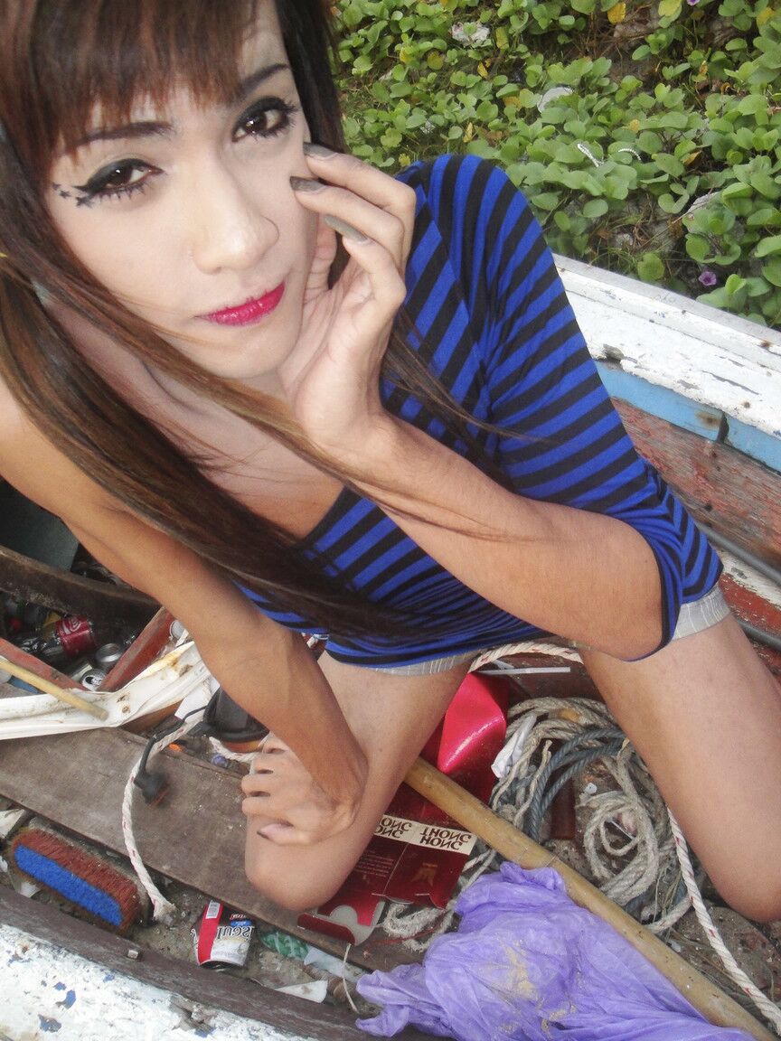 17P Asiático tranny Un brinca com seu pirulito ao ar livre