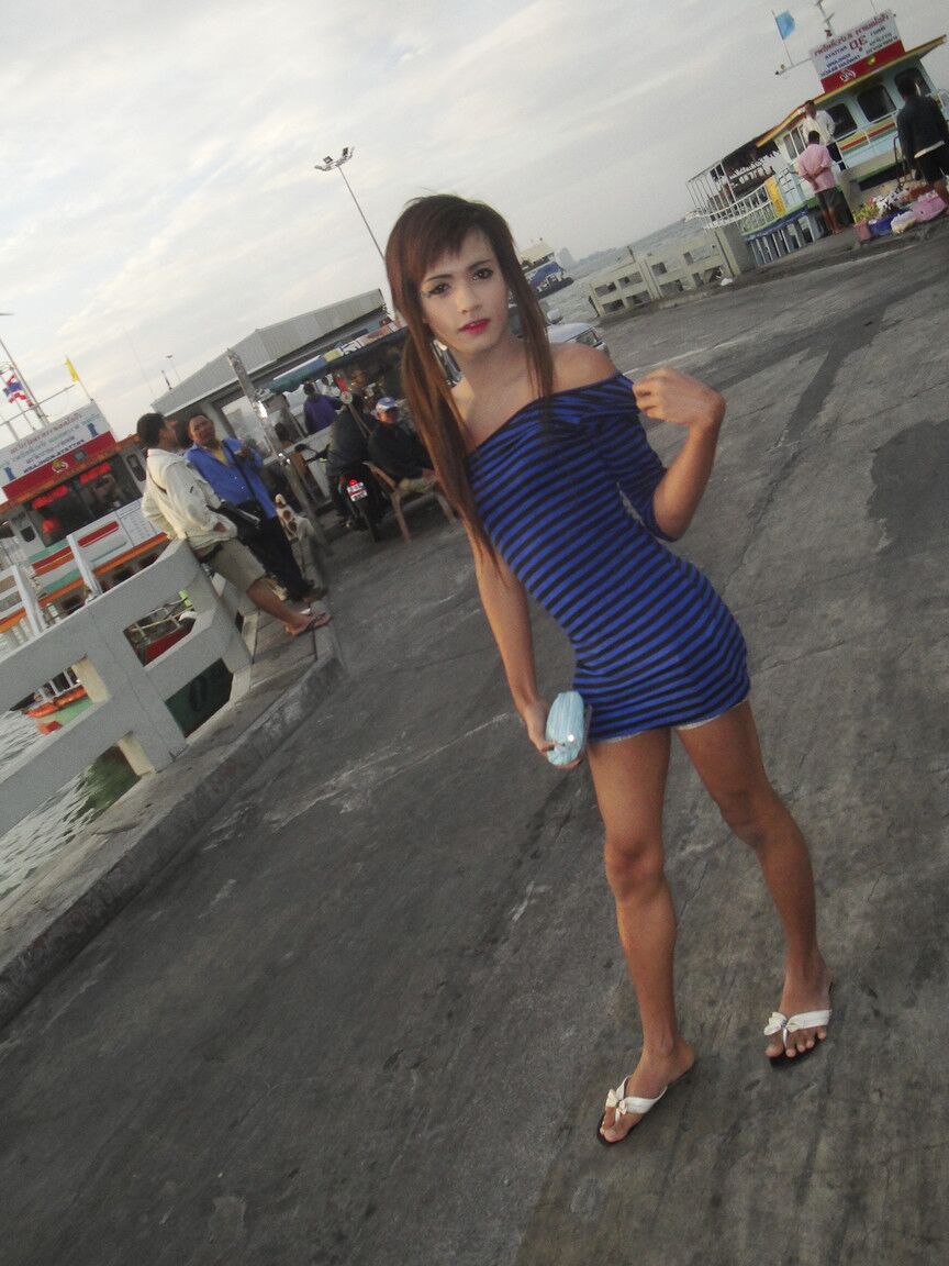 17P Asiático tranny Un brinca com seu pirulito ao ar livre