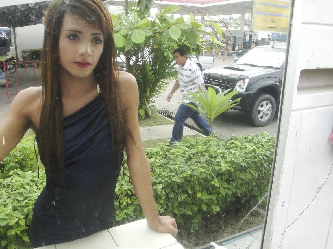 17P Asiático tranny Un brinca com seu pirulito ao ar livre