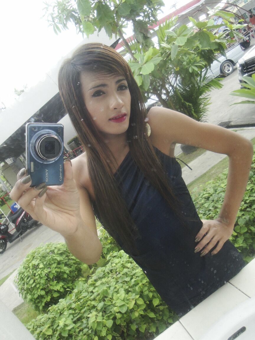 17P Asiático tranny Un brinca com seu pirulito ao ar livre