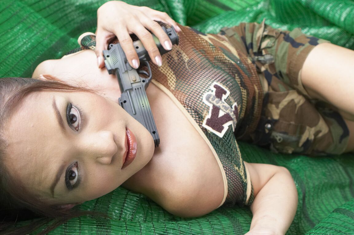 18P Ladyboy militar super sexy Lekila fica nua e saúda