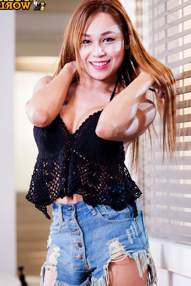 15P Cake é uma linda tgirl tailandesa com um lindo sorriso, um corpo esguio e sexy e peitos grandes