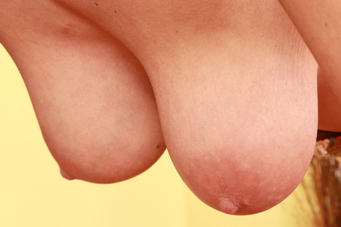 21P Skinny MILF Enza expõe seus seios flácidos e regalo saboroso e posa em uma mesa