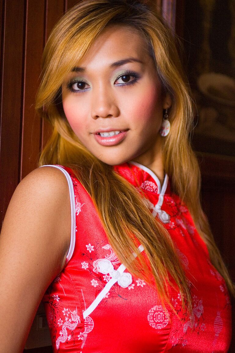17P Peituda t-girl chinesa Moo 1 exibindo seu corpo perfeito e peitos grandes