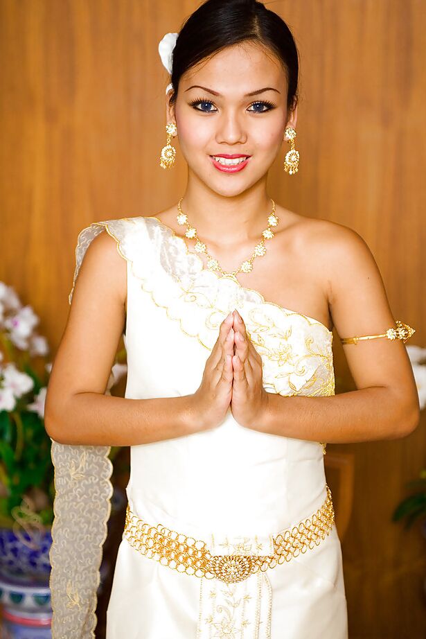 16P Der versaute thailändische Ladyboy Amy zieht sich aus und spielt mit ihrem Schwanz