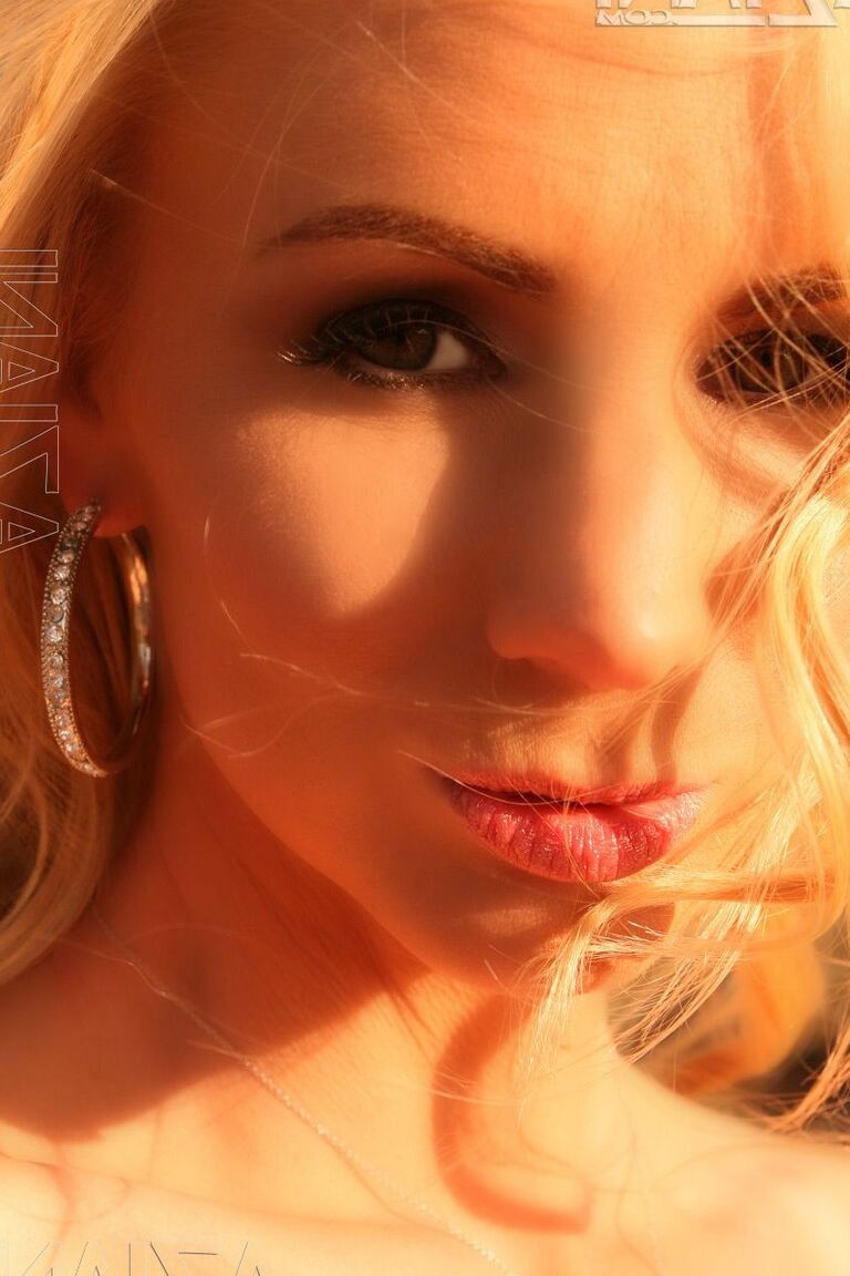 21P Loira MILF Allie Chase exibindo seus peitos grandes sob o sol do deserto