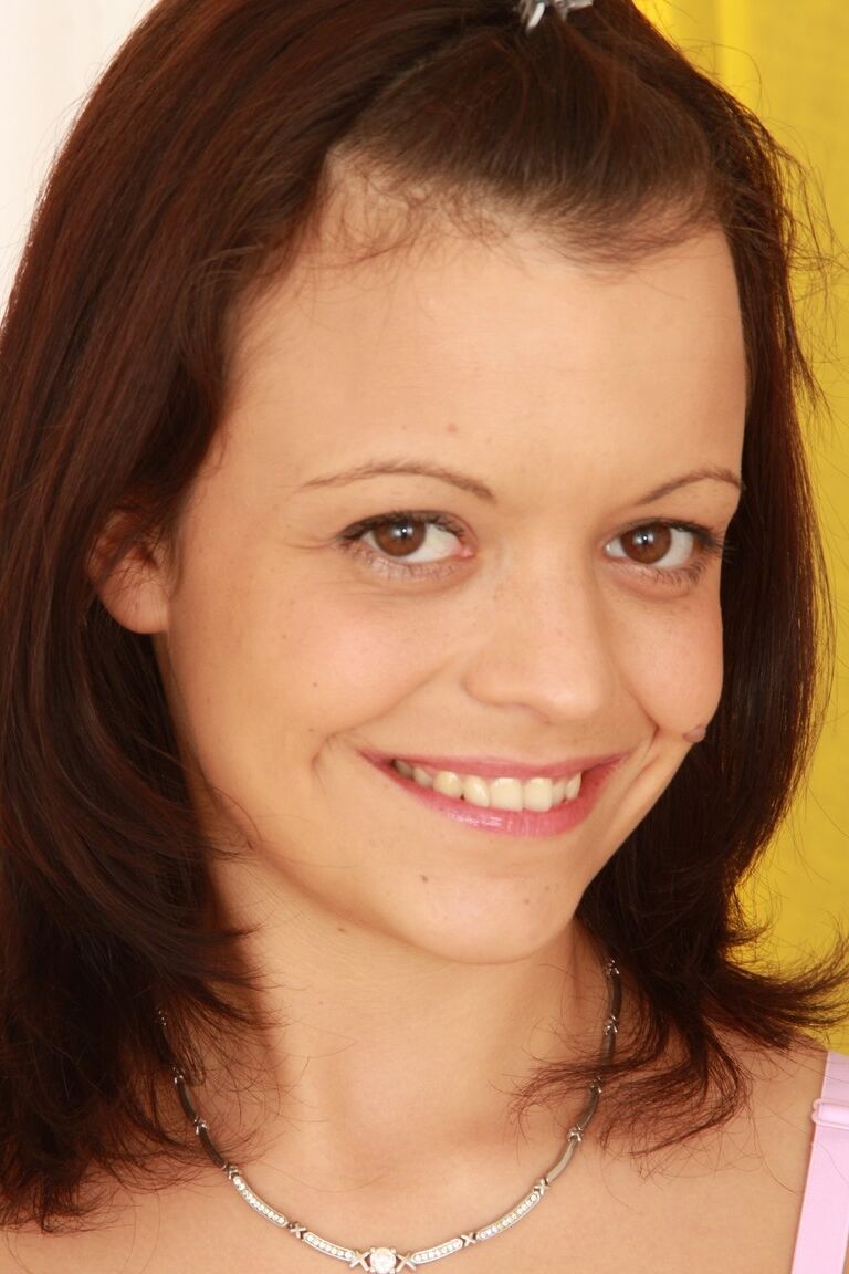 17P La linda adolescente húngara Candy Sweet pierde las bragas rosas y revela su sexy arbusto