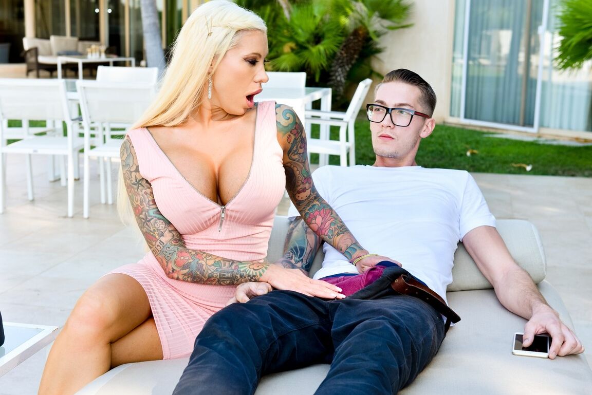 15P La bomba rubia platino Lolly Ink chupa el semen de una polla enorme al aire libre