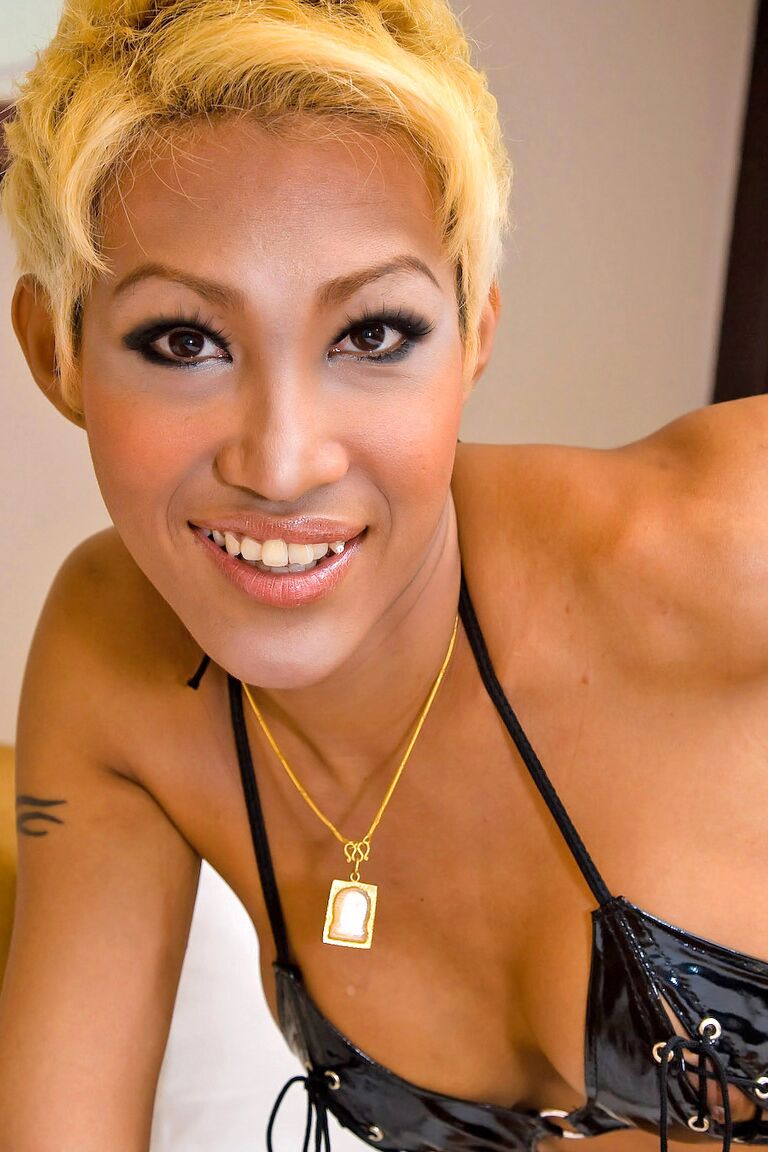 21P La ladyboy rubia Patty se desnuda, deja ver su cuerpo bronceado y se masturba