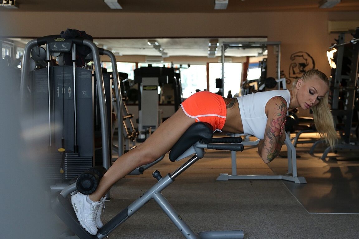 18P Bodybuilder en chaleur ayant des relations sexuelles dans la salle de sport avec la bombe blonde Kayla Green