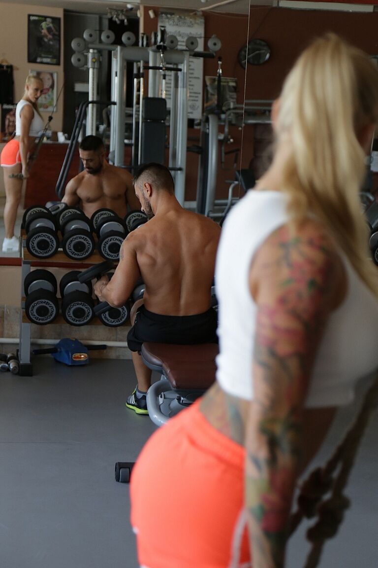 18P Bodybuilder en chaleur ayant des relations sexuelles dans la salle de sport avec la bombe blonde Kayla Green