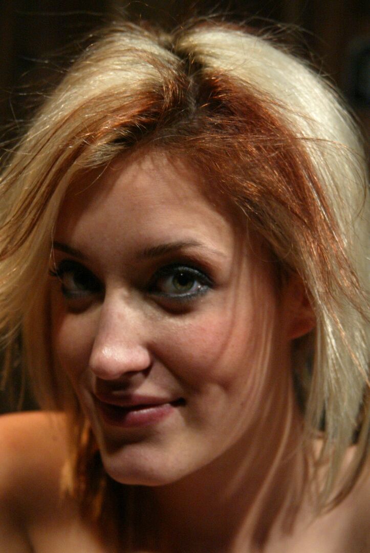 17P A loira nua Kimberly Kane leva um Sybian a um orgasmo devastador