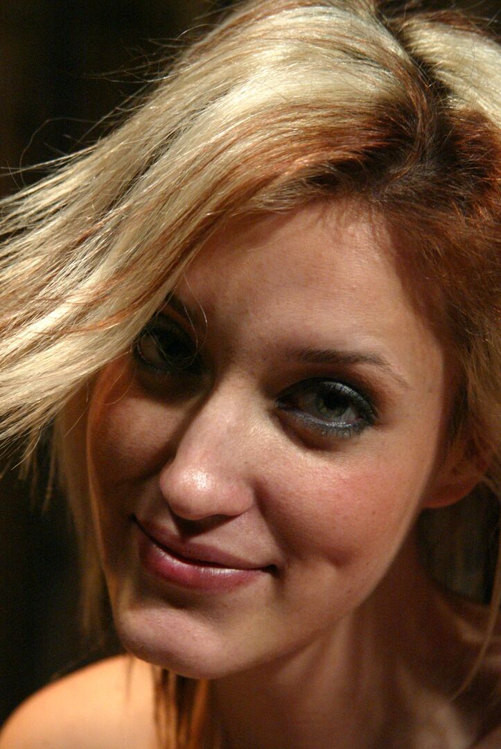 17P A loira nua Kimberly Kane leva um Sybian a um orgasmo devastador