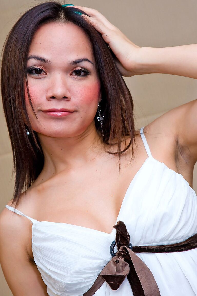 21P A tímida ladyboy asiática Beera acaricia seu pau minúsculo enquanto se despe nua