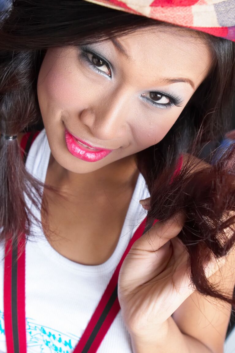 18P Sexy travesti artista Ck fica nua e brinca com seu pequeno pau asiático