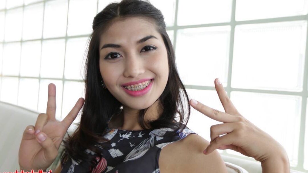 12P Linda feminina Thai Ladyboy gosta de embalagem dura