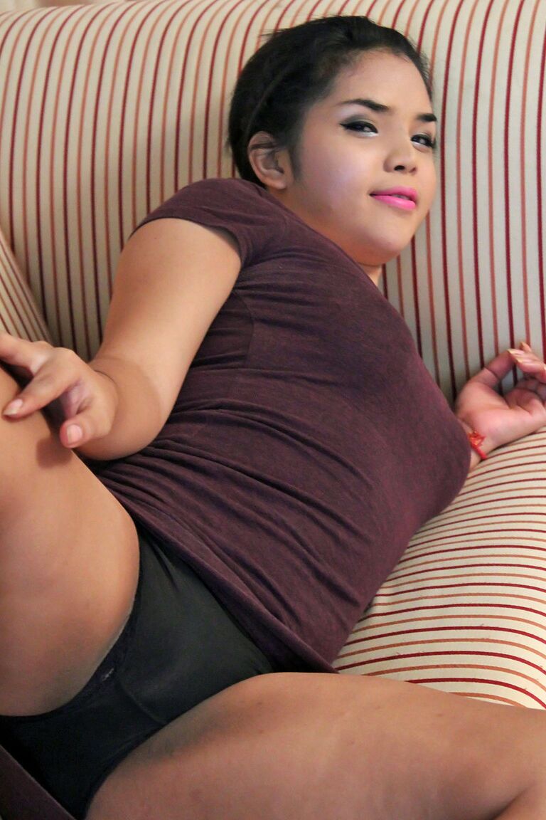 21P A bela travesti Iff revela seus peitos minúsculos e se masturba em um quarto de hotel