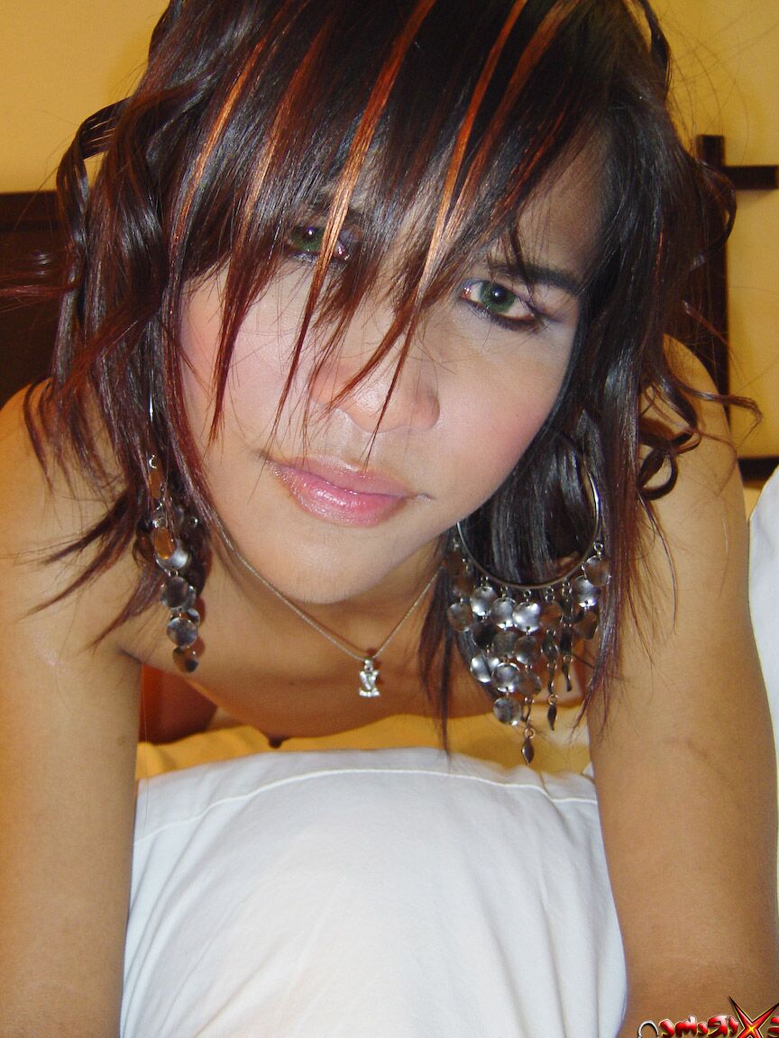 21P Princes transexual cachonda se desnuda y hace alarde de su polla y sus pequeñas tetas