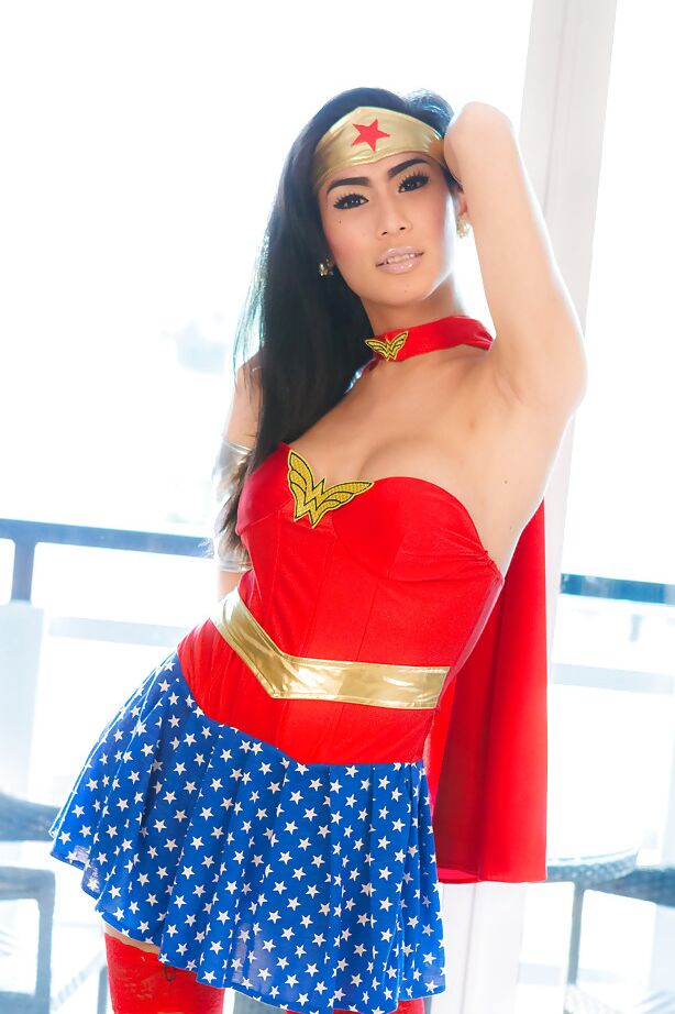 16P Big tit Asian ladyboy Gor mostrando seu pau pendurado em uma fantasia de super-herói
