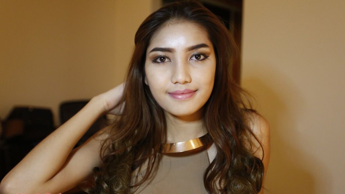 12P 20-jähriger geiler thailändischer Ladyboy wird von einem weißen Schwanz im Doggiestyle gefickt