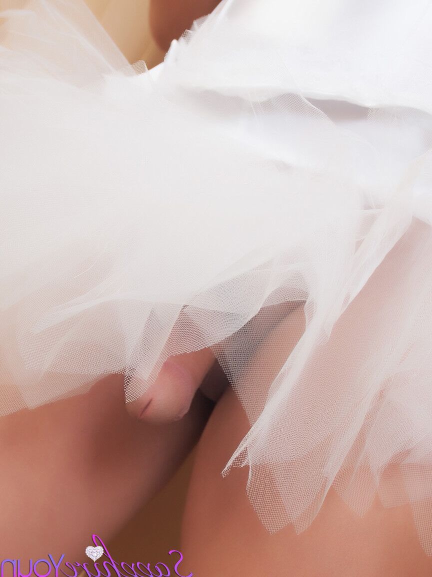 14P Transgirl atrevida y engreída muestra su polla dura debajo de la falda