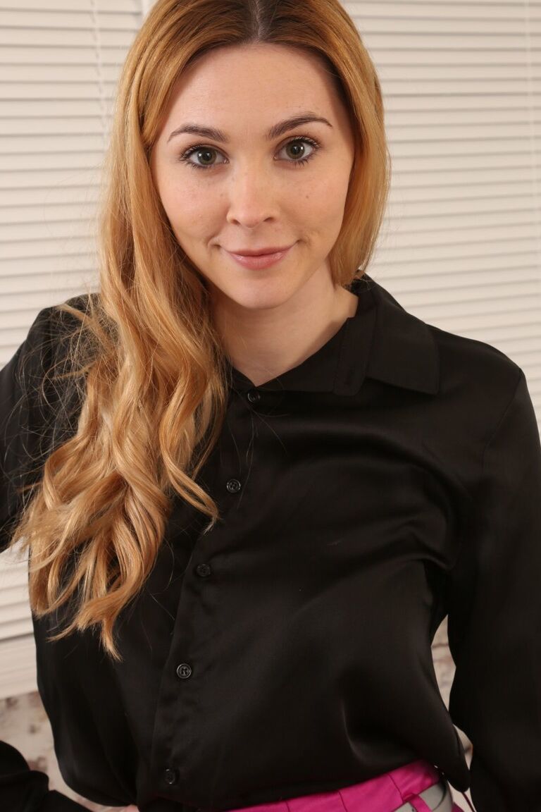 21P La británica Lauren Chelsea mostrando sus largas piernas y su culo apretado en mallas