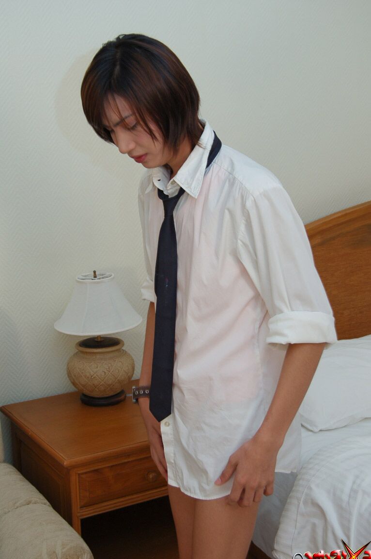 21P Slim transsexuel Boy sort sa bite et suce deux bites en lingerie