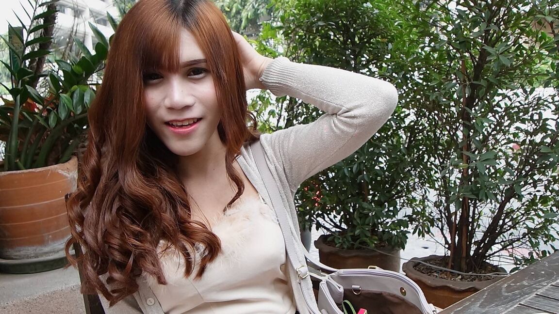 12P Ladyboy tailandesa sexy y cachonda de 18 años recibe un facial de un turista blanco