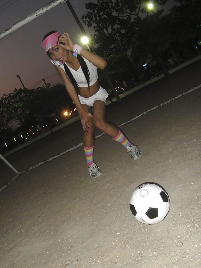16P Linda travesti asiática amadora Marry acariciando seu pau e posando ao ar livre