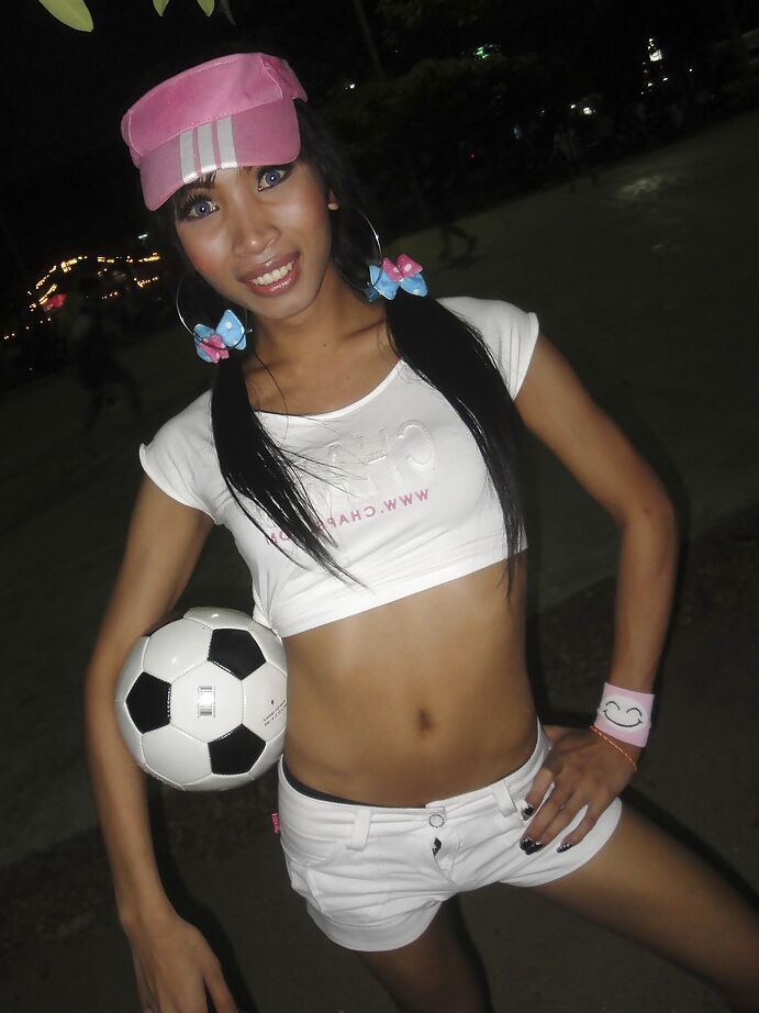 16P Linda travesti asiática amadora Marry acariciando seu pau e posando ao ar livre