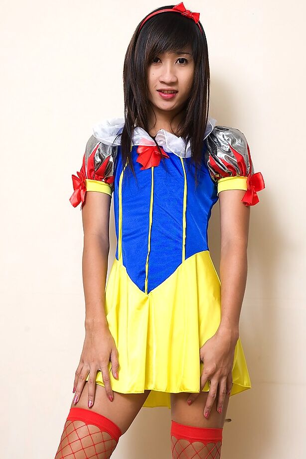 16P La linda ladyboy cosplay Ood tiene un culo joven y apretado y unos pechos pequeños de adolescente