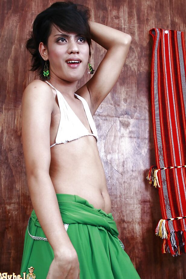 16P Pequeña ladyboy asiática RC masturbándose shecock peludo después de dejar al descubierto sus diminutos pechos