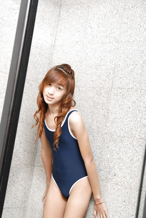 16P Skinny ruiva asiática ladyboy Nutty expondo peitos minúsculos e pendurando pau na banheira