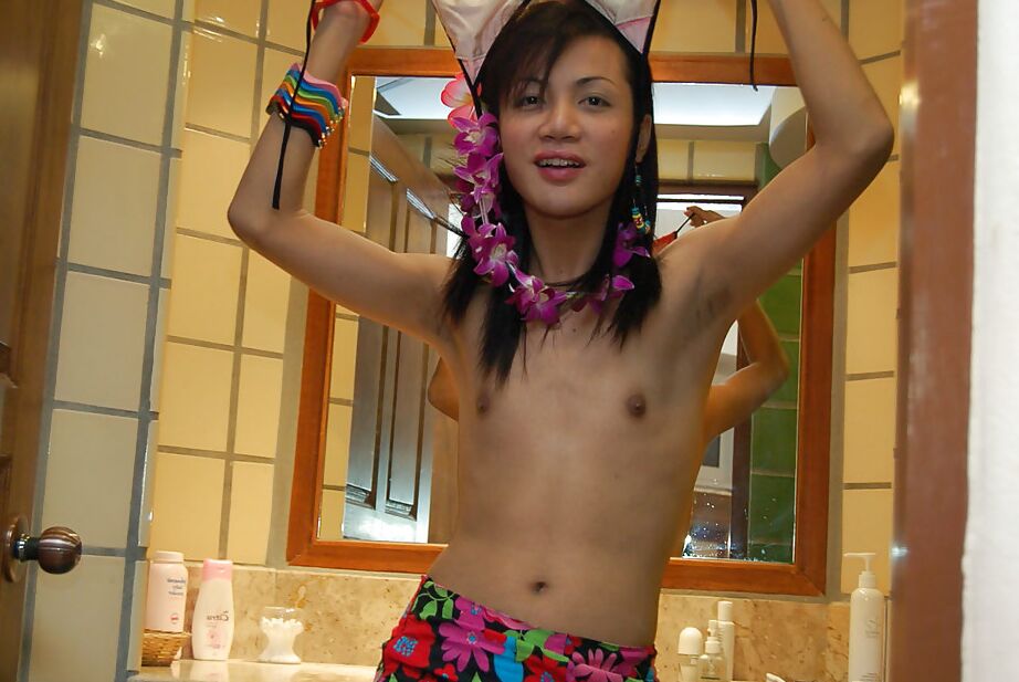 16P Adolescente ladyboy Pa se masturbando com um grande pau raspado depois de tirar a calcinha
