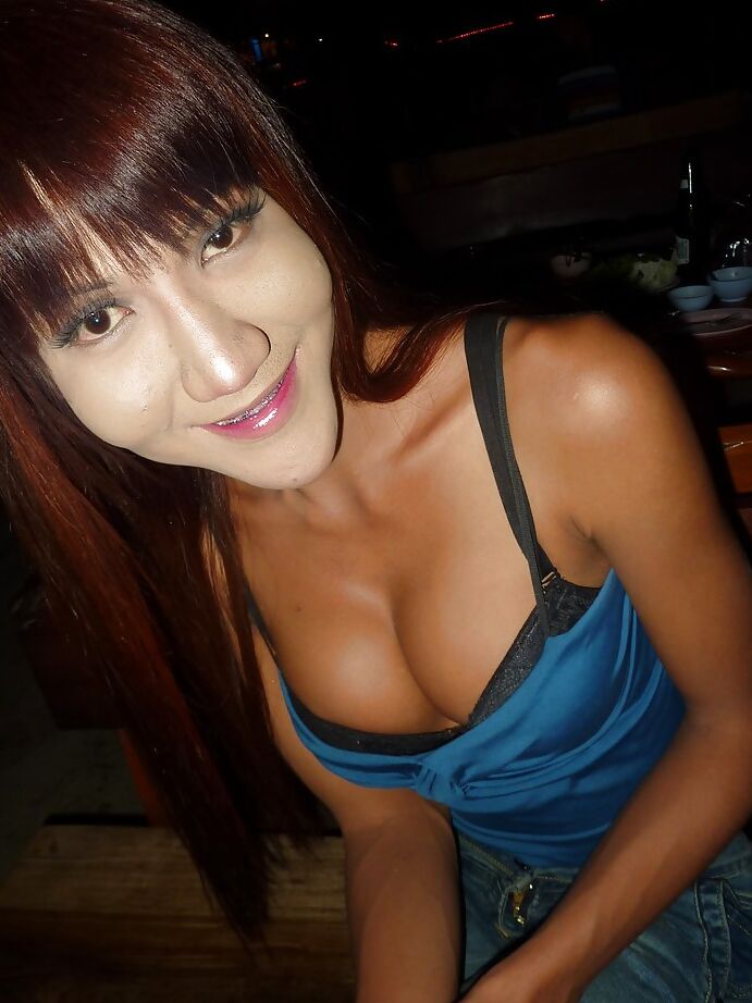 16P Joven travesti tetona Nutty masturbándose su enorme polla en el baño