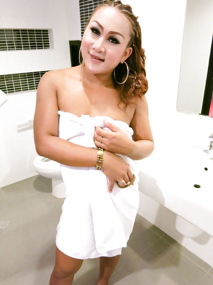 16P Asiático Ladyboy Natty 3 lambendo a bunda antes de levar uma surra na bunda