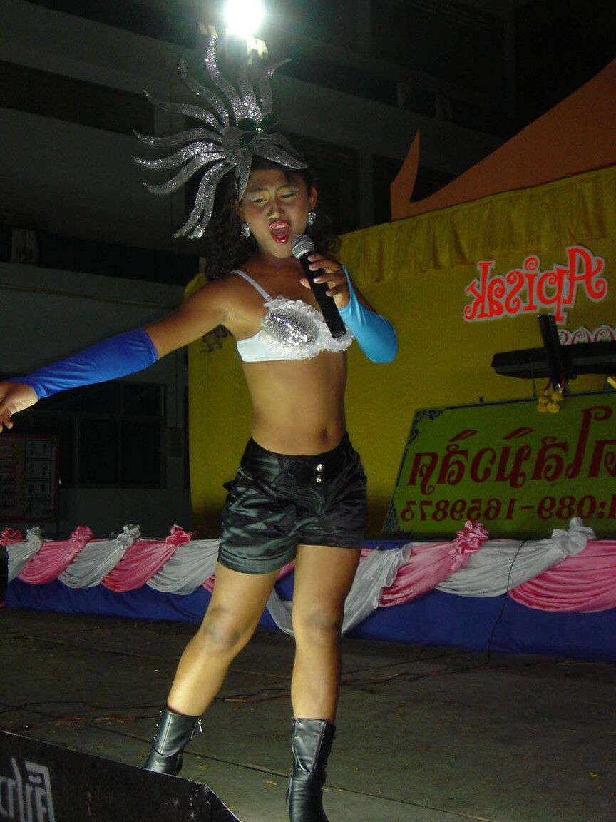 17P Hermosas ladyboys muestran sus atractivos cuerpos con sus sexys atuendos